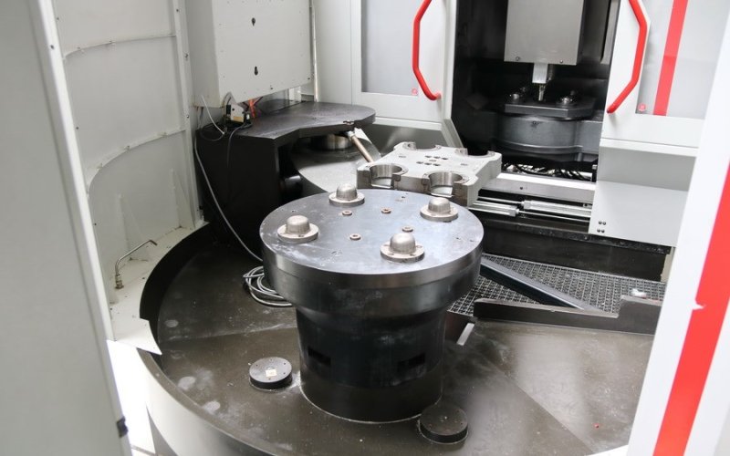5-осевой вертикальный обрабатывающий центр HERMLE - C 30 UP Dynamic