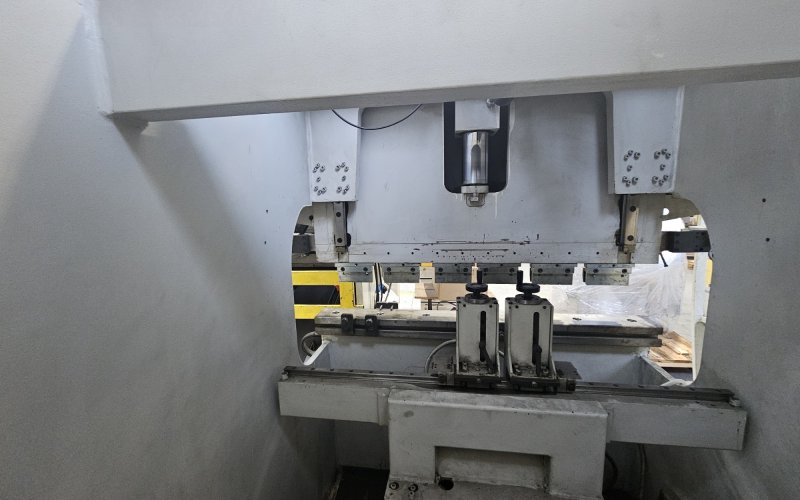 Гідравлічний листозгинальний прес ADIRA QHD-2512 PLC