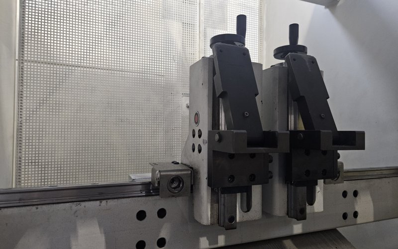 Гідравлічний листозгинальний прес ADIRA QHD-2512 PLC