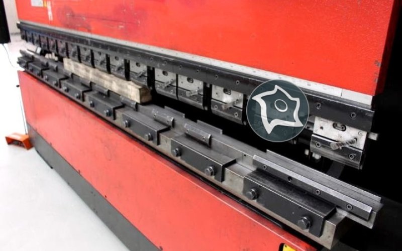 Листогибочный гидравлический пресс с ЧПУ AMADA PROMECAM HFT 170-3