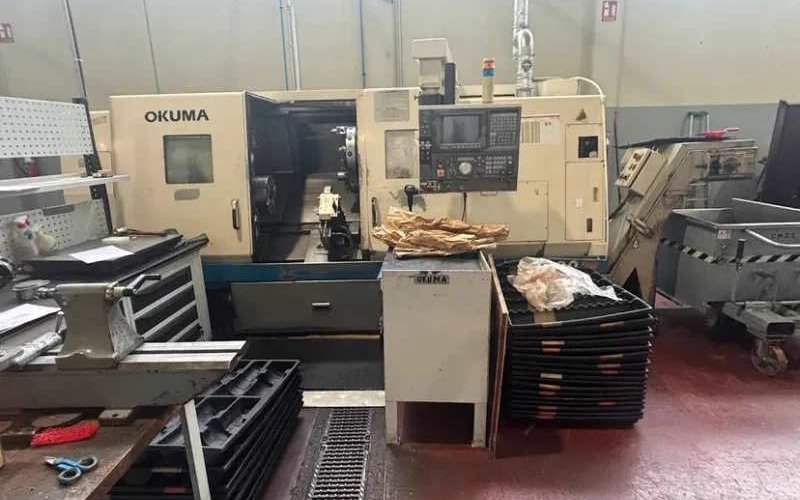 Токарный станок с ЧПУ OKUMA LB 400 с фиксированным инструментом.