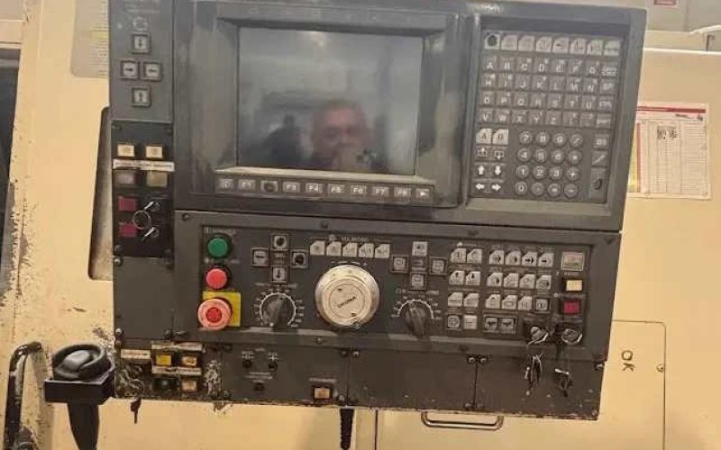 Токарный станок с ЧПУ OKUMA LB 400 с фиксированным инструментом.