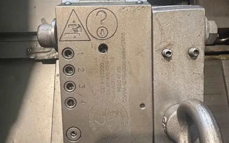 Токарный станок с ЧПУ OKUMA LB 400 с фиксированным инструментом.