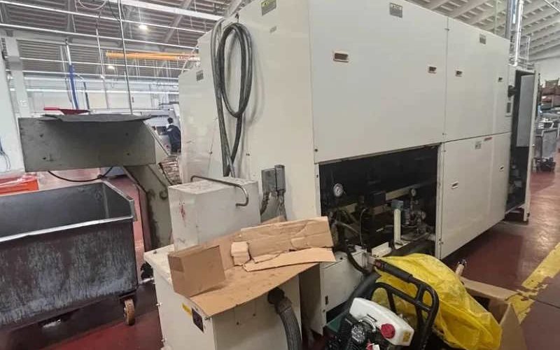 Токарный станок с ЧПУ OKUMA LB 400 с фиксированным инструментом.
