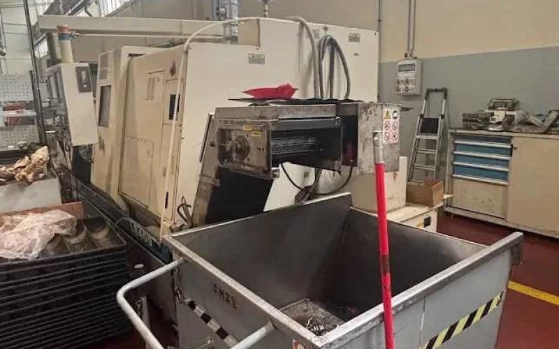 Токарный станок с ЧПУ OKUMA LB 400 с фиксированным инструментом.