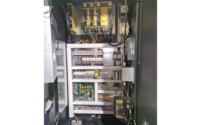 Універсальний обробний центр з ЧПУ Doosan DNM 350/5AX