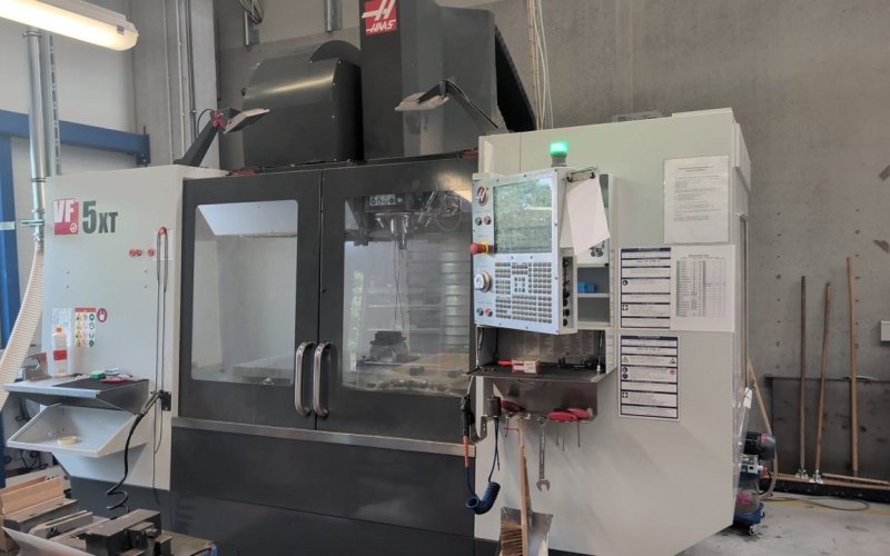 Вертикальный обрабатывающий центр с ЧПУ HAAS VF-5XT