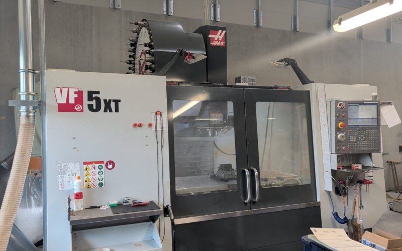 Вертикальный обрабатывающий центр с ЧПУ HAAS VF-5XT