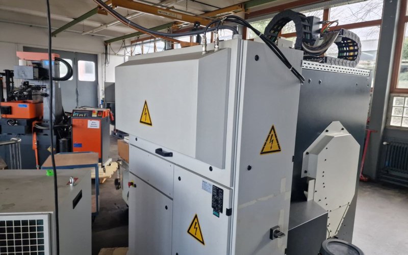 Вертикальний обробний центр  з ЧПУ MIKRON HSM 500
