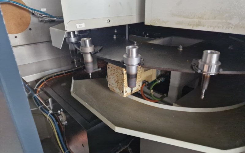 Вертикальный обрабатывающий центр с ЧПУ MIKRON HSM 500