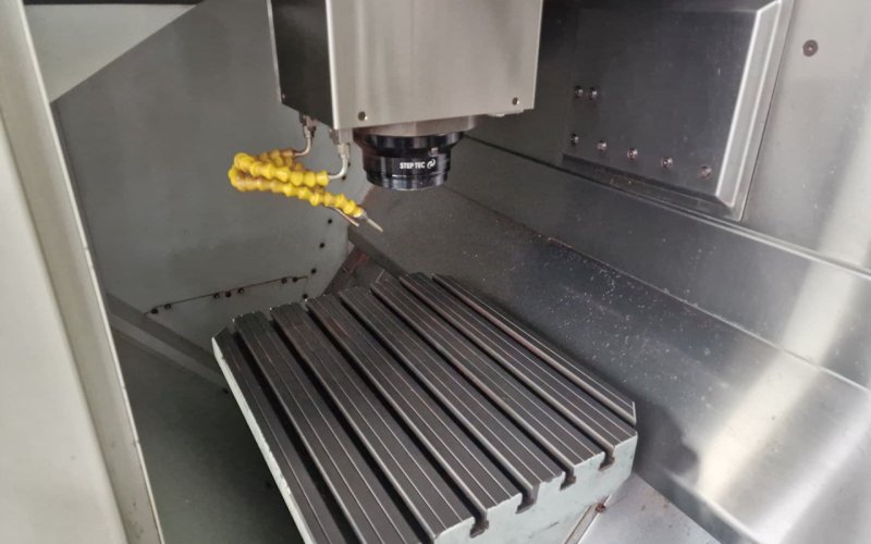 Вертикальний обробний центр  з ЧПУ MIKRON HSM 500