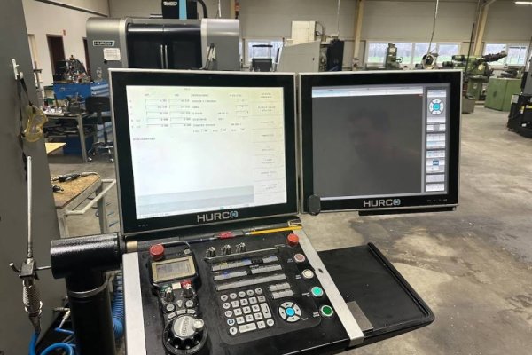5-осевой вертикальный обрабатывающий центр с ЧПУ  HURCO VMX 60 SRTi