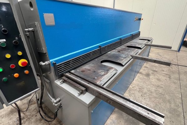 Гидравлические гильотинные ножницы Baykal HGL 3100 x 6