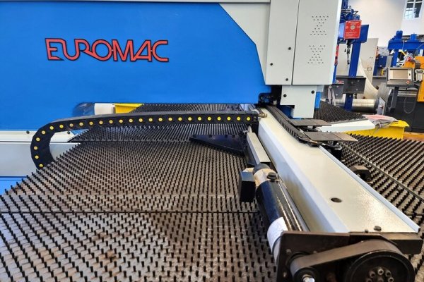Гідравлічний координатно-пробивний верстат з ЧПУ EUROMAC ZX 1000/30
