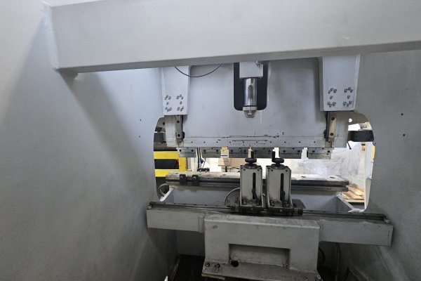 Гідравлічний листозгинальний прес ADIRA QHD-2512 PLC