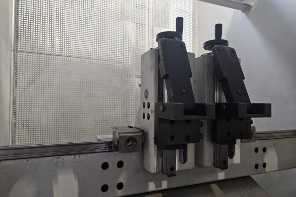 Гидравлический листогибочный пресс  ADIRA QHD-2512 PLC