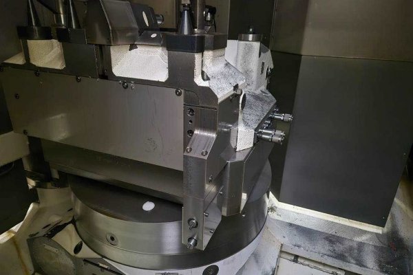 Горизонтальный обрабатывающий центр с ЧПУ GROB BZ 600