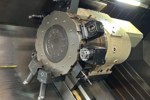Горизонтальний токарно-фрезерний обробний центр з ЧПУ 2014 HWACHEON Hi-TECH 850L YMC