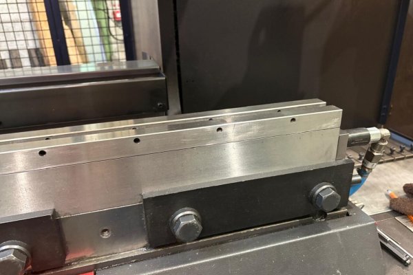 Листозгинальний прес Amada HFE 3i 1003