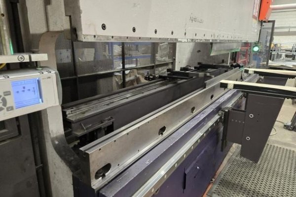 Листозгинальний прес з ЧПУ BYSTRONIC XPERT 250 тонн x 4000 мм
