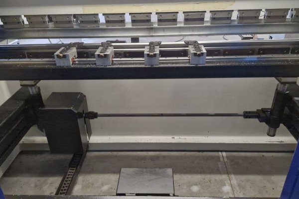 Листозгинальний прес з керуванням Delem DA-65W Farina italtec ISB 120/30