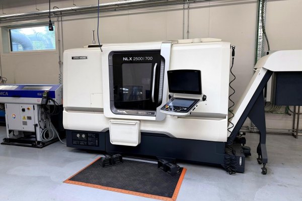 Токарний центр з ЧПУ DMG Mori NLX 2500/700