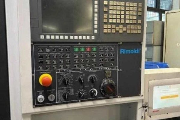 Токарный станок с ЧПУ Goodway GLS 2000LYS с приводными инструментами.