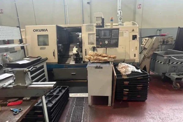 Токарный станок с ЧПУ OKUMA LB 400 с фиксированным инструментом.
