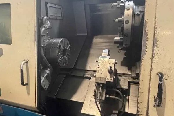 Токарный станок с ЧПУ OKUMA LB 400 с фиксированным инструментом.