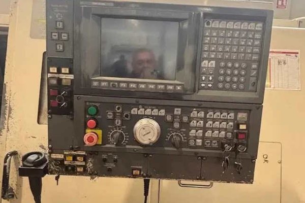 Токарный станок с ЧПУ OKUMA LB 400 с фиксированным инструментом.