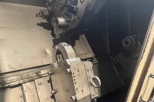 Токарный станок с ЧПУ OKUMA LB 400 с фиксированным инструментом.