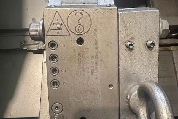 Токарный станок с ЧПУ OKUMA LB 400 с фиксированным инструментом.