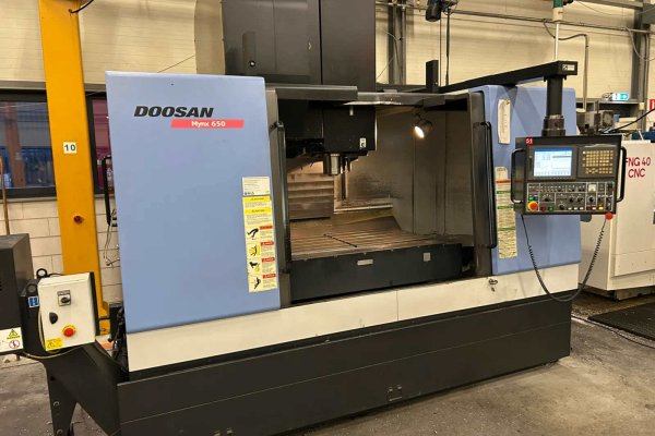 Универсальный обрабатывающий центр с ЧПУ Doosan Mynx 650 (4-я ось)