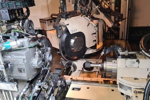 Універсальний шліфувальний верстат JUNKER Jumat 6S 18-20S-18