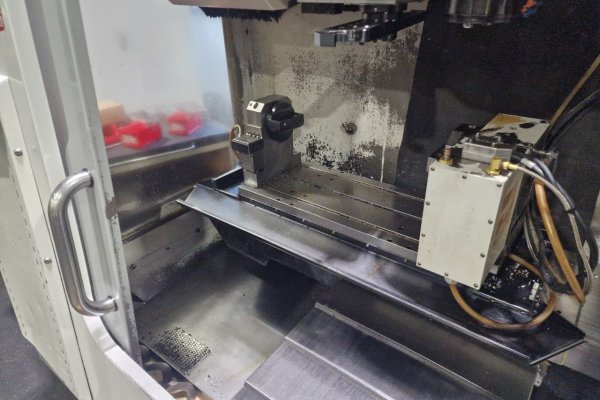 Вертикальний фрезерний обробний центр з ЧПУ (з 4-ю віссю) HAAS VF-2SS