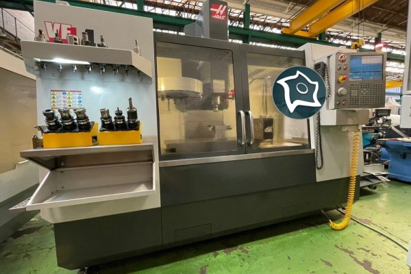 Вертикально-фрезерний верстат з ЧПУ Haas VF-4