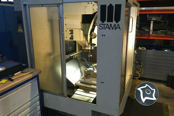 Вертикально-фрезерный станок с ЧПУ Stama MC 010