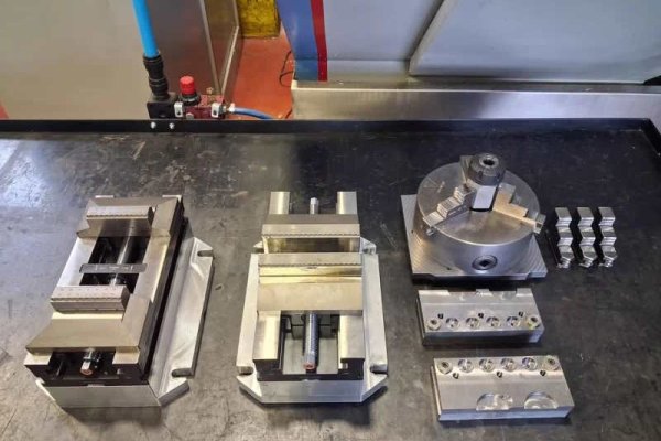 Вертикальный 5-осевой обрабатывающий центр  Hardinge XR 600