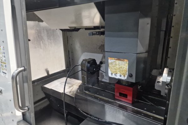 Вертикальний фрезерний обробний центр з ЧПУ HAAS VF-2