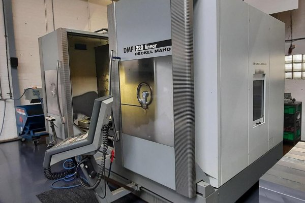 Вертикальний обробний центр з ЧПУ Deckel Maho DMF 220 Linear