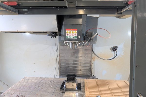 Вертикальный обрабатывающий центр с ЧПУ HAAS VF-5XT
