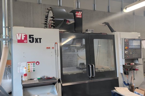 Вертикальный обрабатывающий центр с ЧПУ HAAS VF-5XT