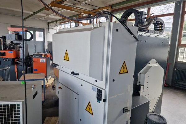 Вертикальний обробний центр  з ЧПУ MIKRON HSM 500
