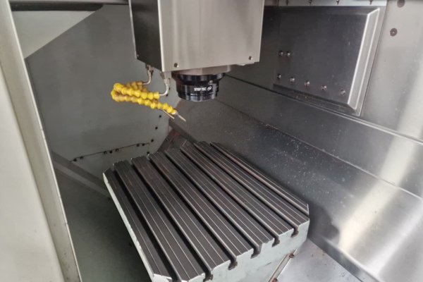 Вертикальний обробний центр  з ЧПУ MIKRON HSM 500