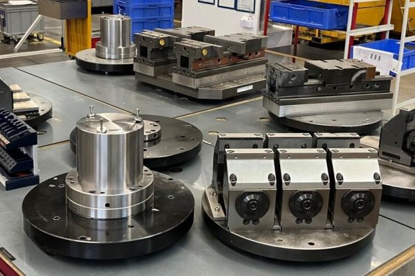 Високошвидкісний 5-осьовий обробний центр Chiron Mill 2000